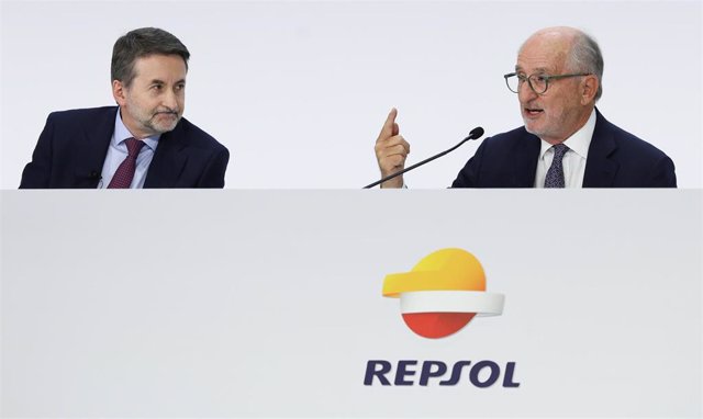 El CEO de Repsol, Josu Jon Imaz y el presidente de Repsol, Antonio Brufau, durante la junta General de Accionistas de Repsol, en el Palacio Municipal de Congresos de Madrid, a 25 de mayo de 2023, en Madrid (España). La junta general de accionistas de Reps