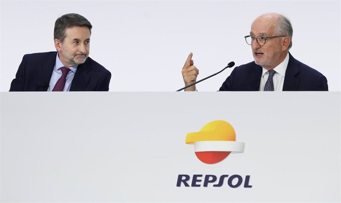 El CEO de Repsol, Josu Jon Imaz y el presidente de Repsol, Antonio Brufau, durante la junta General de Accionistas de Repsol, en el Palacio Municipal de Congresos de Madrid, a 25 de mayo de 2023, en Madrid (España). La junta general de accionistas de Re