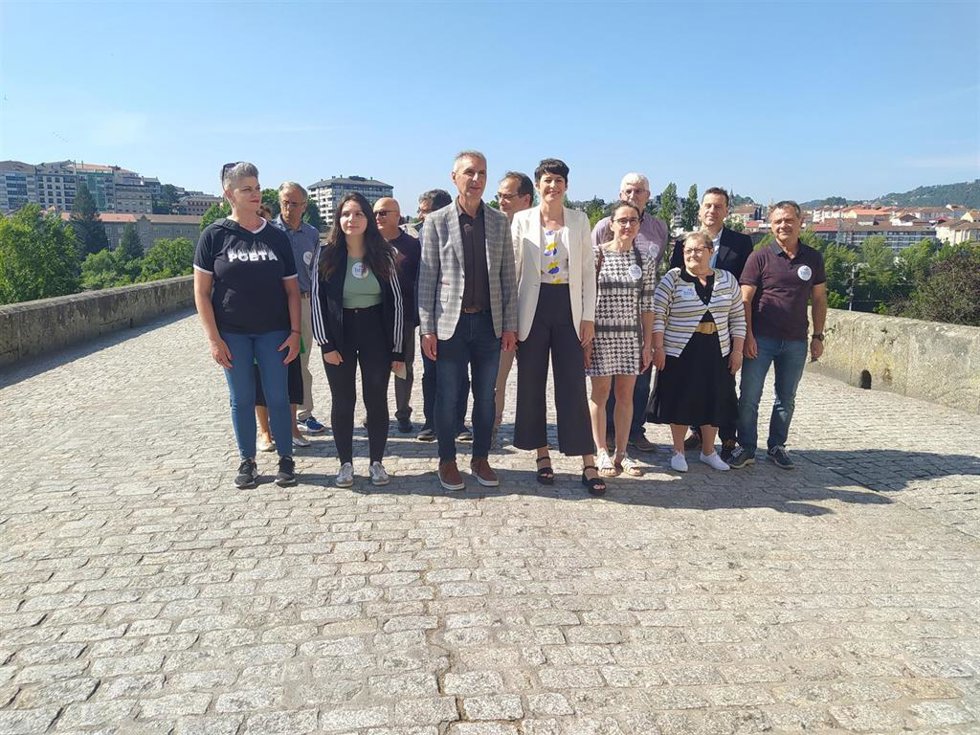 La portavoz nacional del Bloque Nacionalista Galego, Ana Pontón,  con miembros de la candidatura en Ourense