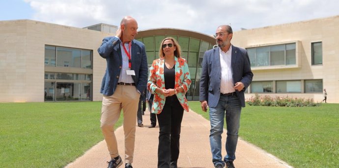 El candidato del PSOE a la Presidencia de Aragón, Javier Lambán, en una visita a la provincia de Teruel.