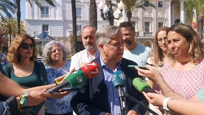 El candidato del PSOE a la Alcaldía de Cádiz atiende a los periodistas.