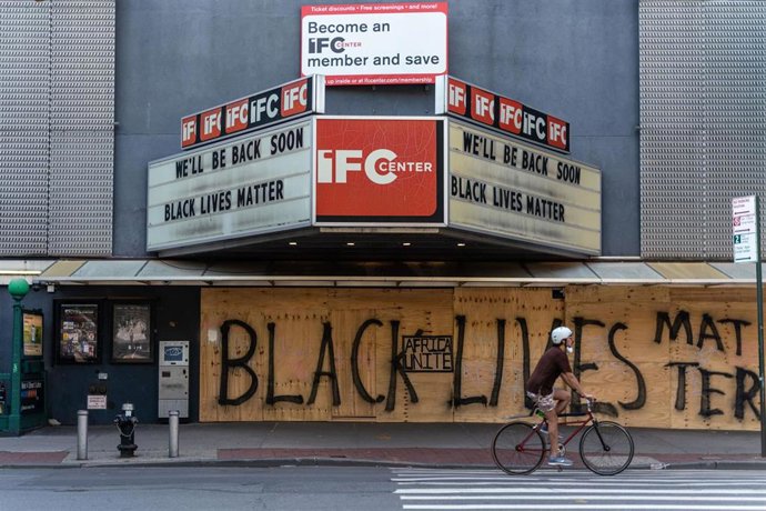 Archivo - Imagen de archivo de una pintada con el lema 'Las vidas negras importan' tras la muerte de George Floyd a manos de la Policía en EEUU.