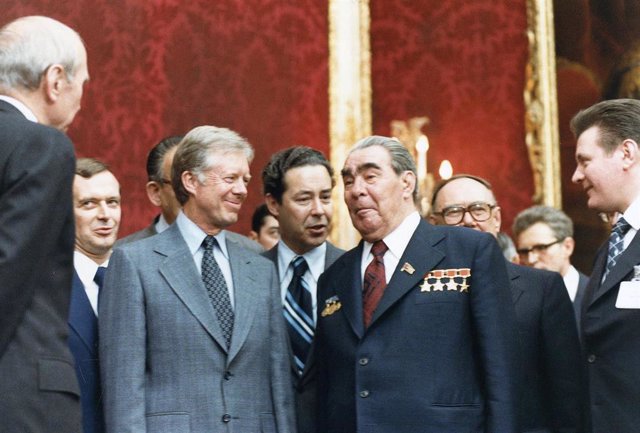 Archivo - El expresidente de Estados Unidos Jimmy Carter y el exsecretario general de la Unión Soviética Leónidas Brezhnev, en Viena (Austria).
