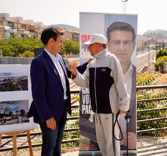 Paco Cuenca, con un vecino este jueves