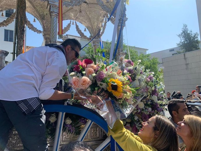 La delegada de la Junta en Huelva, Bella Verano, despide a la Hermandad de Huelva.