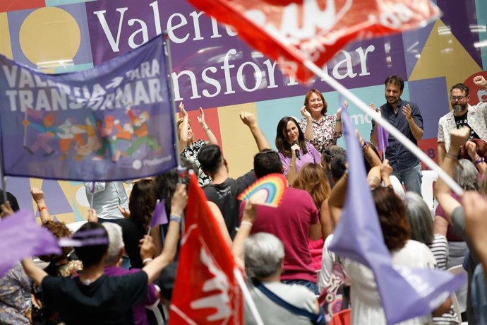 La ministra de Derechos Sociales y Agenda 2030 y secretaria general de Podemos, Ione Belarra, en un acto de campaña en Murcia con el coordinador autonómico de Podemos, Javier Sánchez Serna, y candidatos regionales y locales  