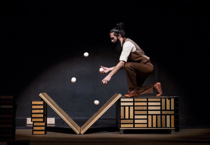 El Teatro Cánovas despide la temporada con el humor y la sorpresa que ofrece 'Só' de la compañía Xampatito Pato