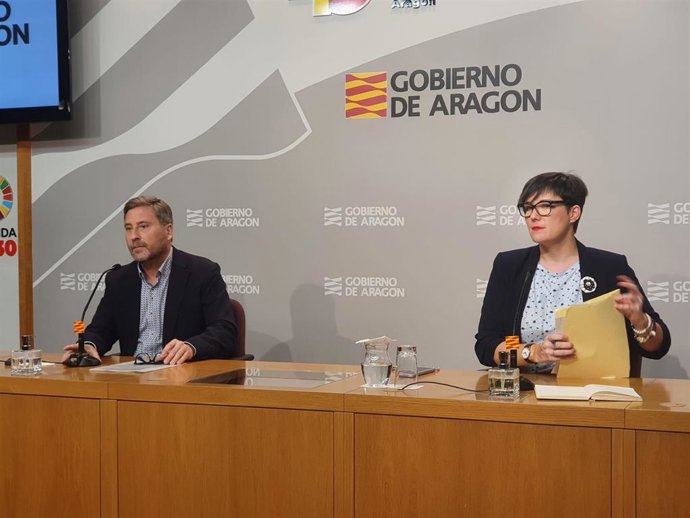 Foto de archivo del consejero de Vertebración del Territorio, Movilidad y Vivienda del Gobierno de Aragón, José Luis Soro, y la directora general de Vivienda y Rehabilitación, Verónica Villagrasa.