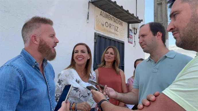 La portavoz nacional de Vox, Patricia Rueda (c.), este jueves en Dos Hermanas (Sevilla)