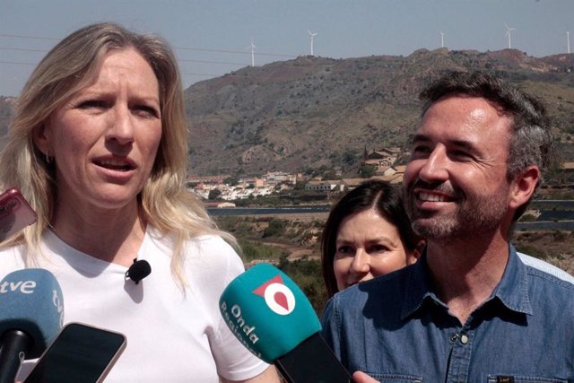 La candidata de Ciudadanos a la Presidencia de la Comunidad Autónoma, María José Ros, ofrece declaraciones a los medios de comunicación