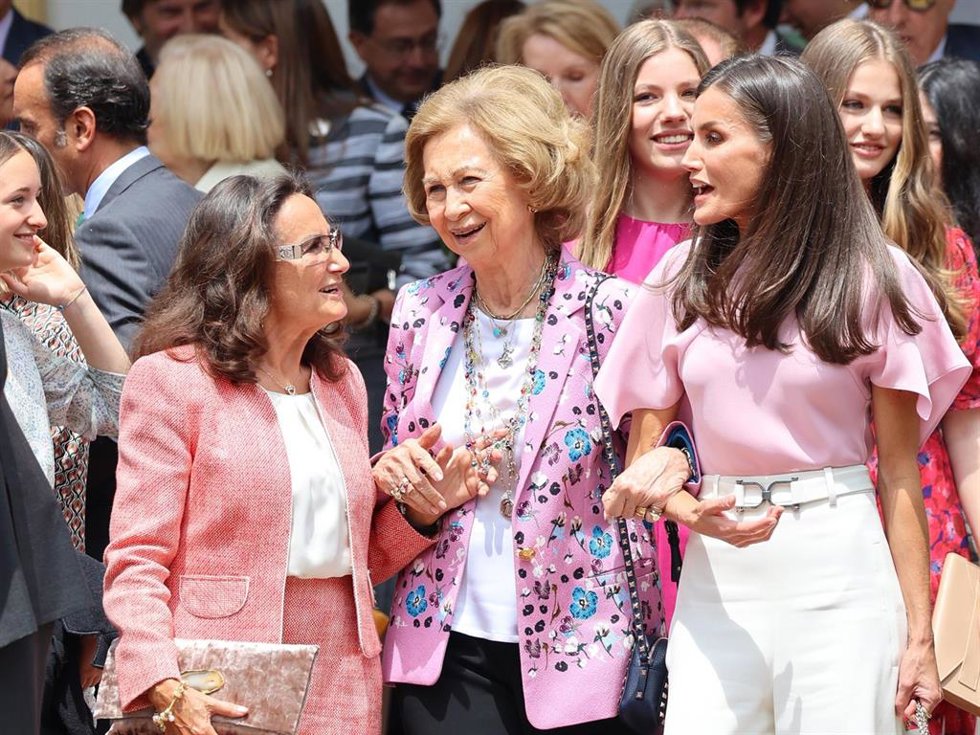 PALOMA ROCASOLANO, DOÑA SOFÍA Y LA REINA LETIZIA EN LA CONFIRMACIÓN DE LA INFANTA SOFÍA