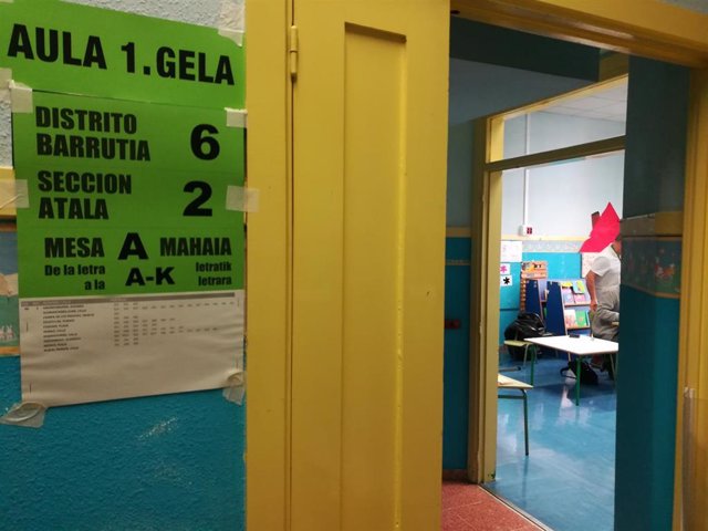 Archivo - Colegio electoral en Bilbao