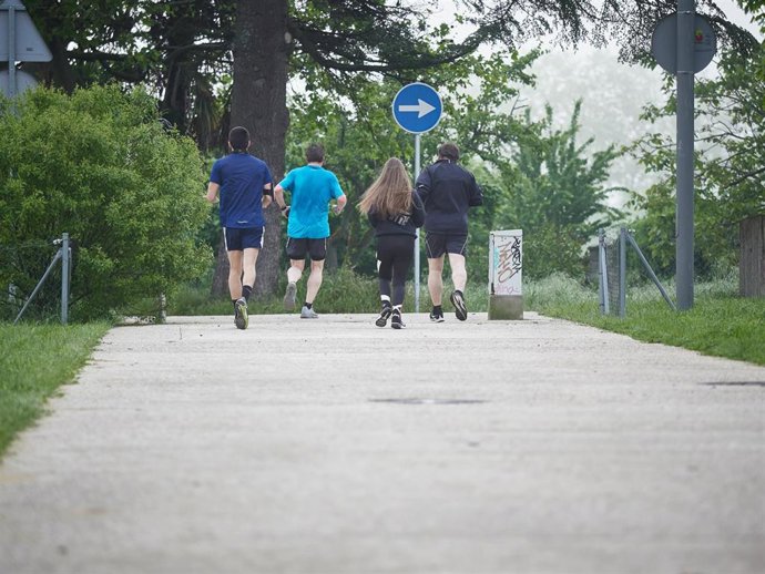 Archivo - Imagen de archivo de varias personas hacen deporte por la vuelta de Aranzadi.