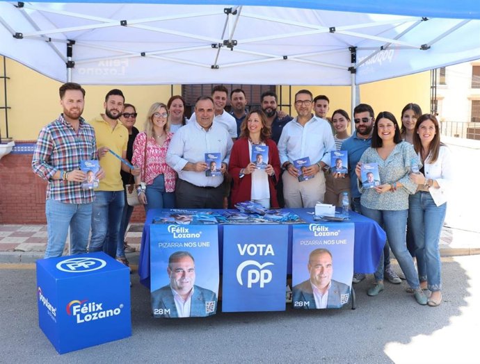 La presidenta del PP de Málaga, Patricia Navarro, ha participado en un reparto electoral en la localidad malagueña de Pizarra junto al alcalde y candidato a la reelección, Félix Lozano.