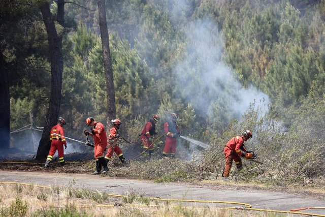 Varios trabajadores de la UME trabajan en la extinción del incendio de Hurdes y Gata, a 19 de mayo de 2023, en Cáceres, Extremadura (España). El fuego que afecta al norte de Cáceres desde la noche del 17 de mayo, que se inició en el municipio de Pinofranq