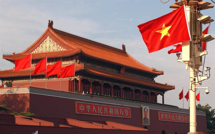 Archivo - Bandera de Vietnam en la plaza de Tiananmen, en Pekín (China).