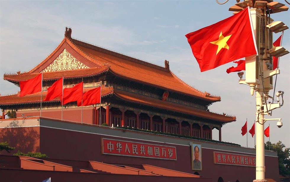 Archivo - Bandera de Vietnam en la plaza de Tiananmen, en Pekín (China).