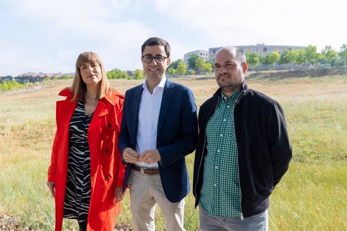 EL candidato José Luis Mateos (c), junto a integrantes también de la lista del PSOE al Ayuntamiento de Salamanca, María Sánchez y José María Collados.
