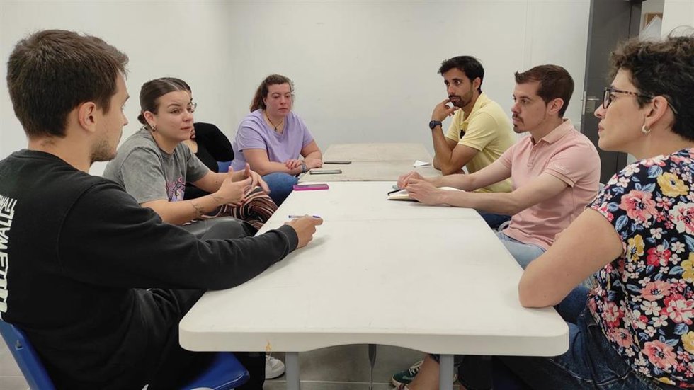 El candidato de IU - Más País - IAS, Javier Suárez Llana, se reúne con la asociación juvenil Abierto Hasta el Amanecer.