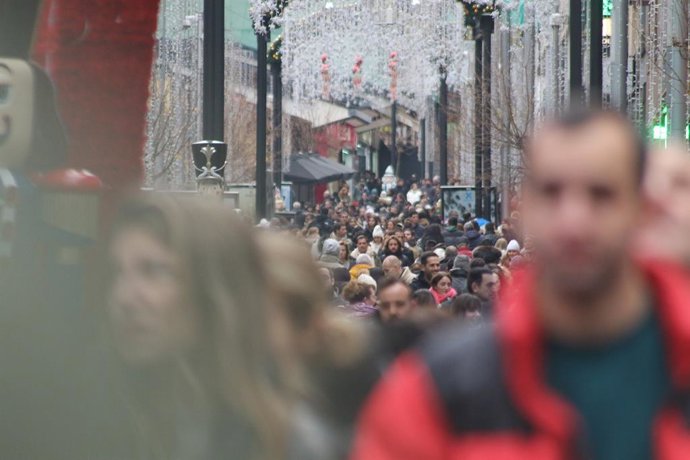 Turistas en la avenida Meritxell de Andorra en Navidad