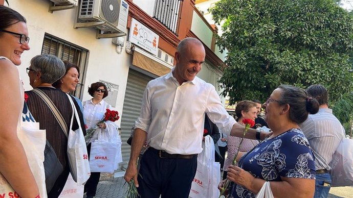 El alcalde y candidato del PSOE a la Alcaldía de Sevilla, Antonio Muñoz, en un reparto electoral en San Jerónimo.