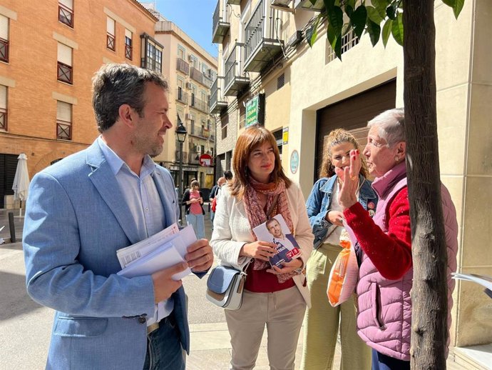 Millán en un paseo electoral por el casco antiguo de Jaén