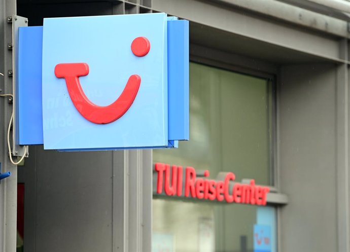 Archivo - FILED - 26 January 2022, Brandenburg, Potsdam: The logo of tour operator TUI hangs in the city center next to the door to a TUI ReiseCenter. 