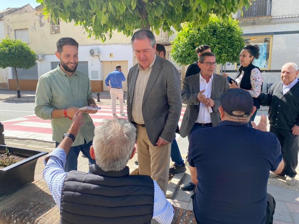 Visita de Juan Espadas, en el centro en la imagen, a Láchar de cara al 28M
