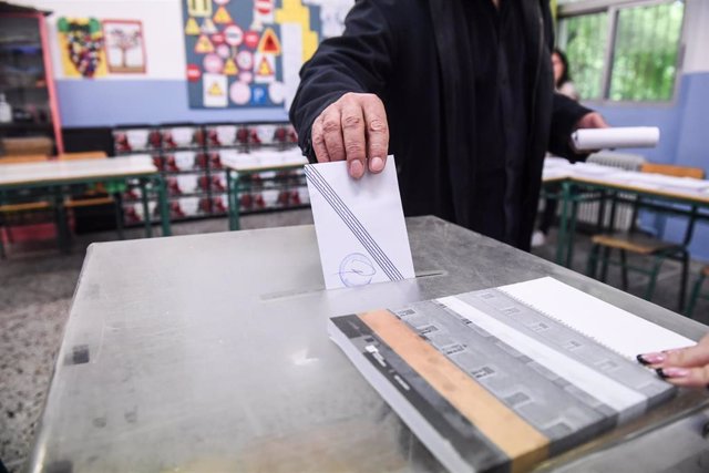 Un hombre deposita su voto en un colegio electoral de Salónica, Grecia