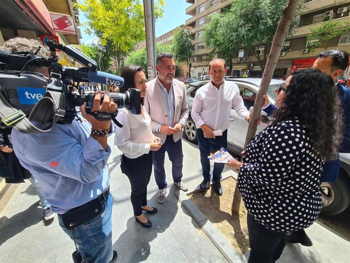 Andrés Reche y Gabrel Soria durante su paseo electoral por la ciudad de Jaén