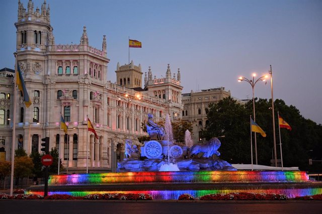 Archivo - Vista de la fuente y el Palacio de Cibeles con los colores de la bandera LGTB.
