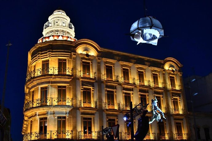 Archivo - Un espectáculo en la 'Noche en blanco' de Almería frente a la Casa de las Mariposas.