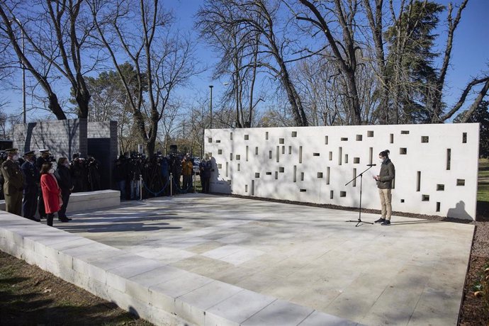 Archivo - Inauguración de un monolito en homenaje y recuerdo de los 62 militares fallecidos en el accidente aéreo del YAK-42, en el Parque del Oeste de Madrid, a 14 de enero de 2022, en Madrid (España)
