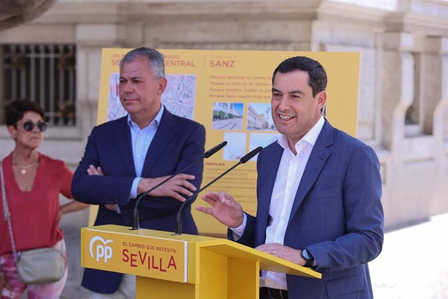 El presidente del PP andaluz, Juanma Moreno (d), y el candidato del PP a la Alcaldía de Sevilla, José Luis Sanz, en una foto de archivo.