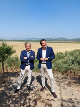 El candidato del PP a la reelección como alcalde de Córdoba, José María Bellido, con el candidato Salvador Fuentes en La Rinconada.