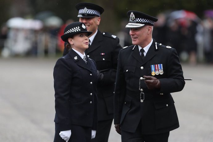 Archivo - 08 March 2019, Scotland, Kincardine: Assistant Chief Constable Bernard Higgins (R) speaks to the latest recruits to join Police Scotland during their passing out parade at the Scottish Police College at Tulliallan. Photo: Andrew Milligan/PA Wi