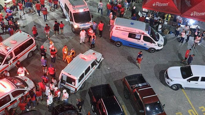 Despliegue de servicios de seguridad tras una estampida en un estadio de fútbol de San Salvador