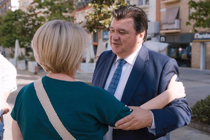 El candidato del Partido Socialista a la alcaldía de Huelva, Gabriel Cruz, saluda a una ciudadana en el inicio de la campaña electoral.