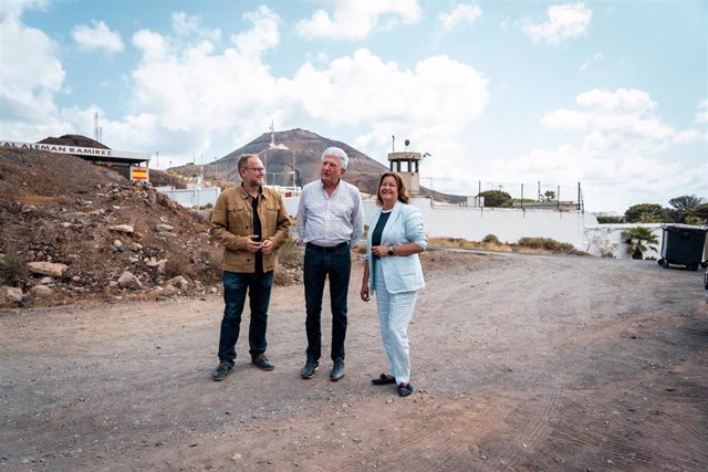 El candidato de NC a la Alcaldía de Las Palmas de Gran Canaria, Pedro Quevedo, junto a miembros de su candidatura