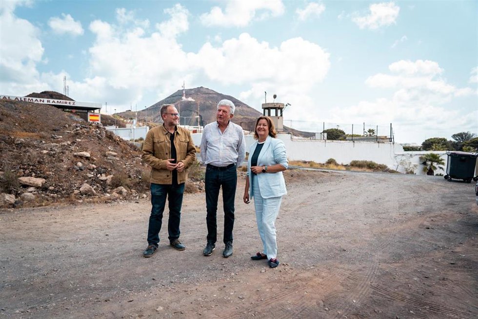 El candidato de NC a la Alcaldía de Las Palmas de Gran Canaria, Pedro Quevedo, junto a miembros de su candidatura