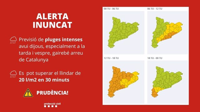 Varias personas con paraguas pasean por una de las calles de la ciudad, a 12 de mayo de 2023, en Barcelona, Catalunya (España)
