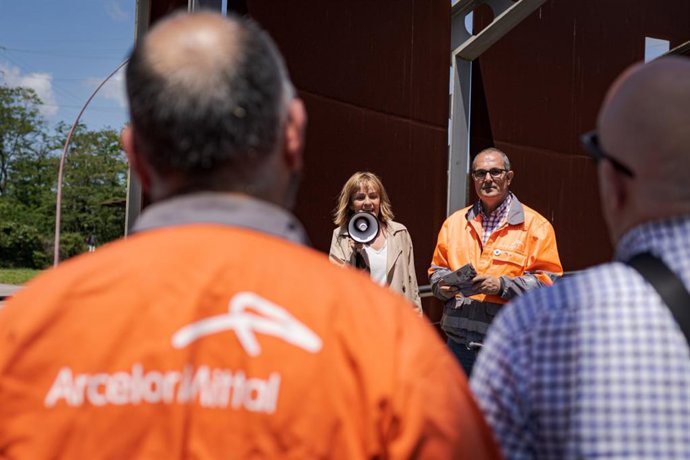 La candidata de Podemos a la Presidencia del Principado, Covadonga Tomé, se reúne con trabajadores de ArcelorMittal