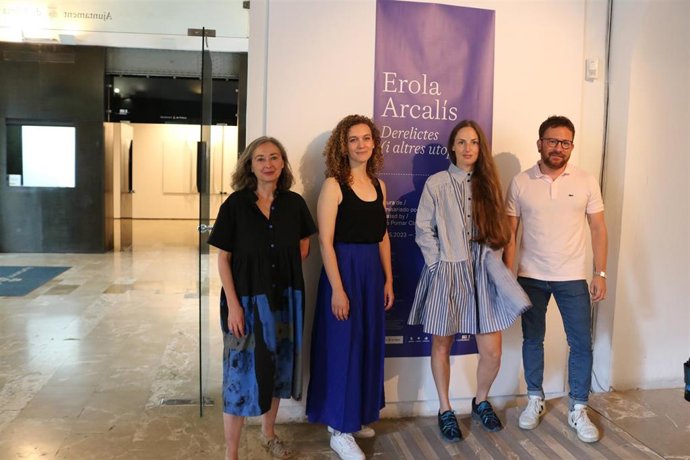 La directora General de Artes Visuales, Aina Baus, el director general de Promoción y Difusión Cultural, Marcos Augusto, la artista Erola Arcalís y la comisaria Aina Pomar.