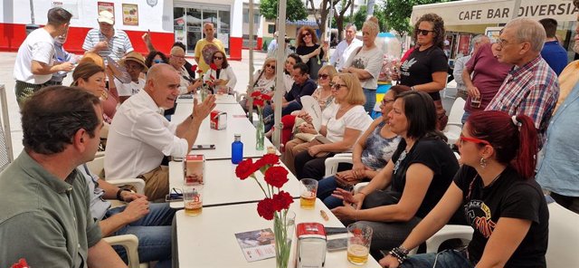 Muñoz se reúne con vecinos del Distrito Macarena.