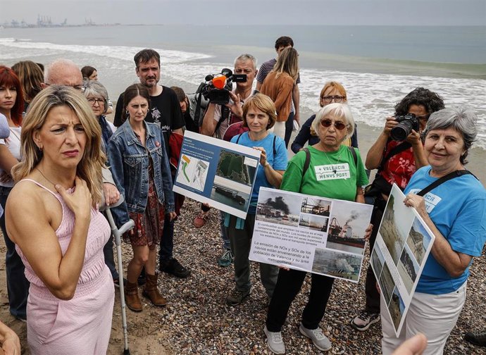 La vicepresidenta segunda del Gobierno, ministra de Trabajo y líder de Sumar, Yolanda Díaz, este jueves  junto a miembros de la Comissió Ciutat-Port, de Valncia, durante su visita a la playa del Saler 