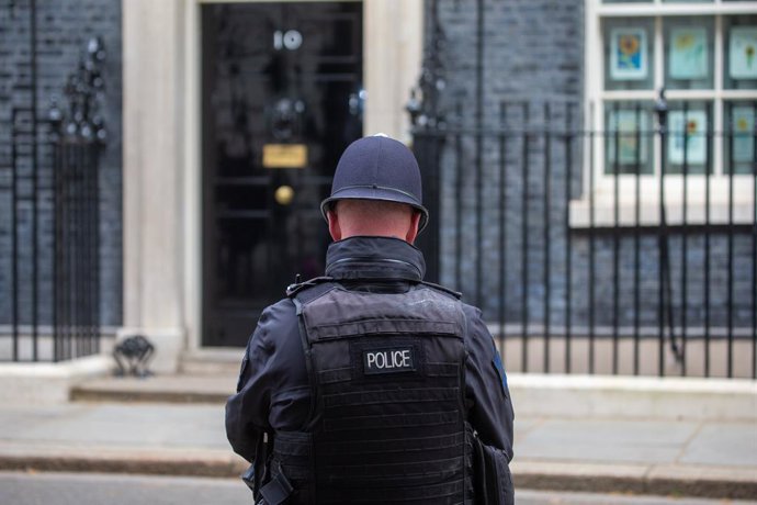 Archivo - April 19, 2022, London, England, United Kingdom: A police officer stands outside 10 Downing Street as UK Prime Minister Boris Johnson faces parliament for misleading MPs on party gate.