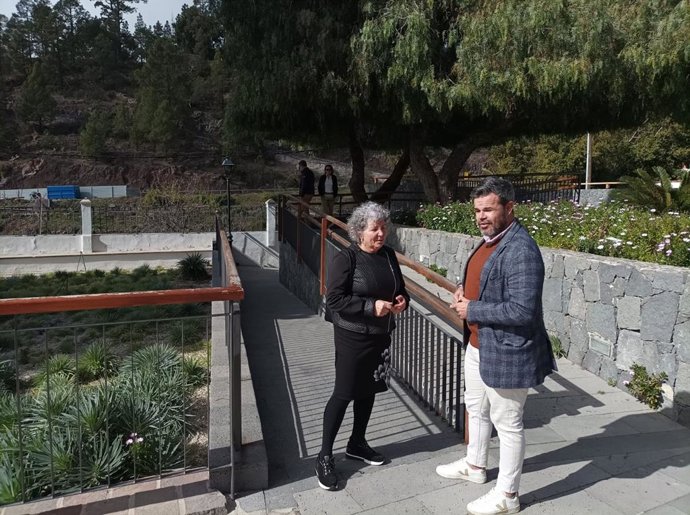El consejero de Cooperación y Vivienda del Cabildo de Tenerife, Zebenzuí Chinea, en una visita al cementerio de Vilaflor