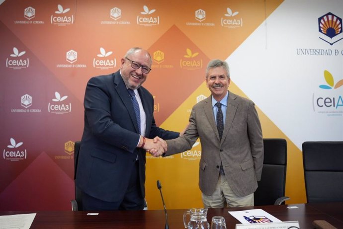 Manuel Torralbo y José Luis Navarro se dan la mano tras la firma del convenio.