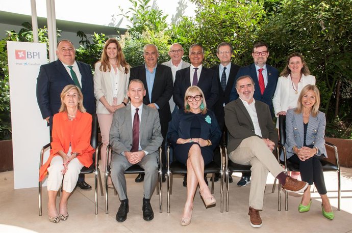 El conseller delegat de BPI, Joao Pedro Oliveria, amb els membres del Comit Consultiu d'accionistes de CaixaBank