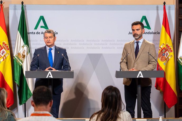 Archivo - El consejero de Presidencia, Interior y Diálogo Social de la Junta de Andalucía, Antonio Sanz, (i) junto al de Sostenibilidad, Medio Ambiente y Economía Azul, Ramón Fernández Pacheco,(d) en rueda de prensa tras el Consejo de Gobierno. (Foto de